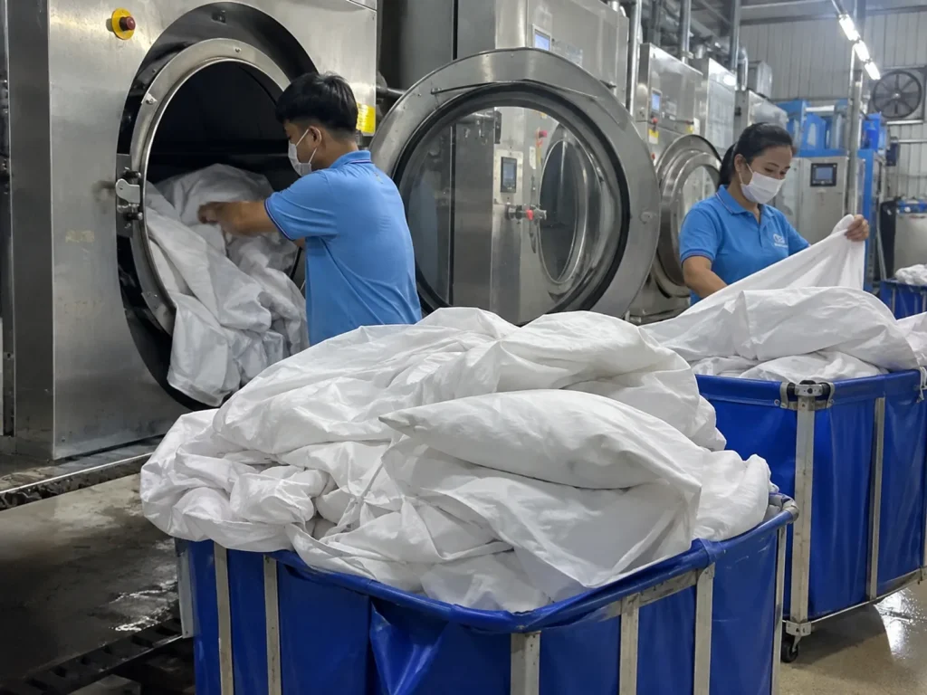 Chăn ga và vỏ gối được làm sạch, góp phần tạo không gian nghỉ ngơi thoải mái cho khách lưu trú.