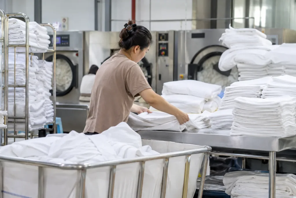 Công đoạn sấy và là phẳng giúp đồ vải khách sạn khô ráo, gọn gàng trước khi bàn giao.
