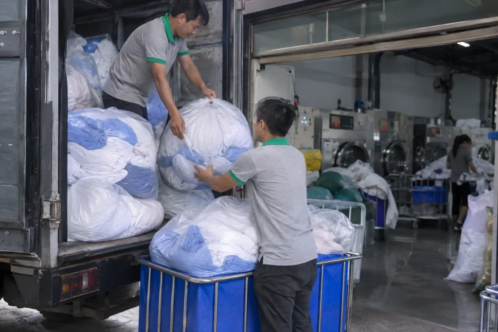 AZ Laundry tiếp nhận đơn hàng đồng phục được giao đến